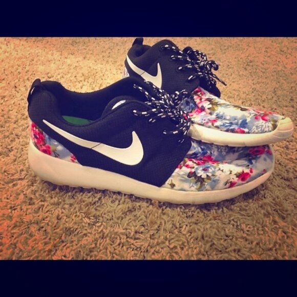 Nike Roshe One Flyknit Floral Print - Picture 1 of 3